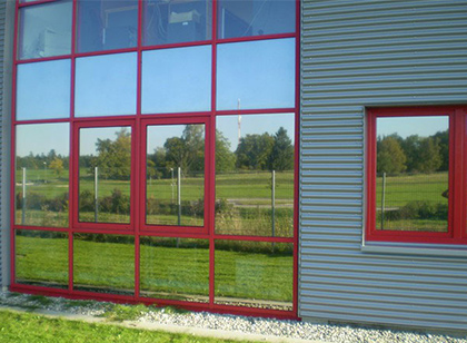 Der Hahn-Sonnenschutz für Industriehallen und Gewerbegebäude schont Mensch und Maschine vor UV-Strahlen und Hitze.