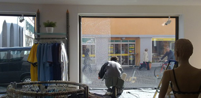 uv-schutzfolie-hahn-bekleidungsgeschaeft