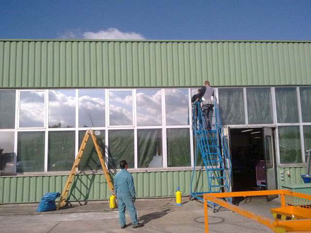 Folienmontage von Hahn Sonnenschutz auf Senkrechtverglasung bei Jung Gummitechnik in Einhausen