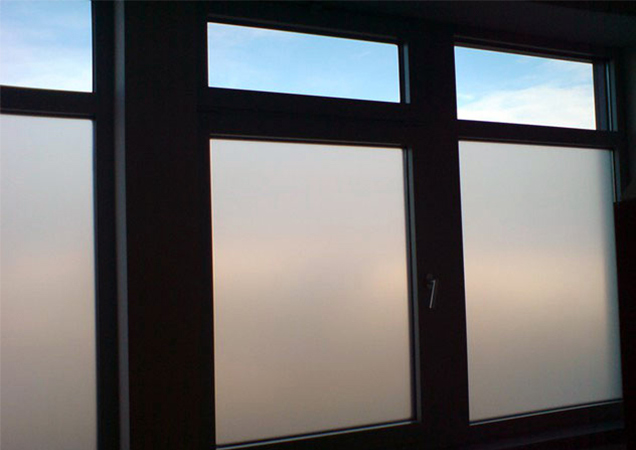 Eine kleine Sichtschutzfolie auf Fenstern von Hahn Sonnenschutz