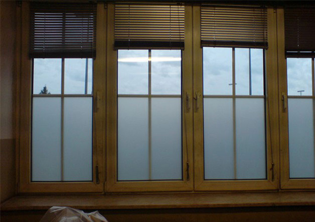 Kleine Sichtschutzfolie von Hahn Sonnenschutz auf klassischen Fenstern