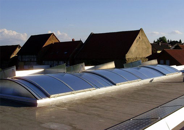 Dunkle Sonnenschutzfolie auf Kunststoff auf einer Dachkuppel