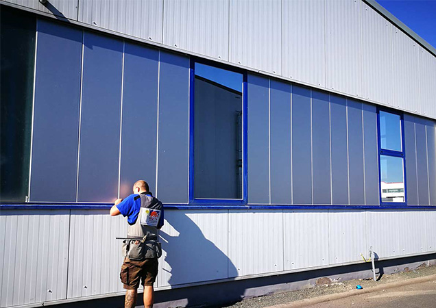 Sonnenschutz für Grünglas- und Industrieglas wird vom Hahn-Sonnenschutz-Team befestigt